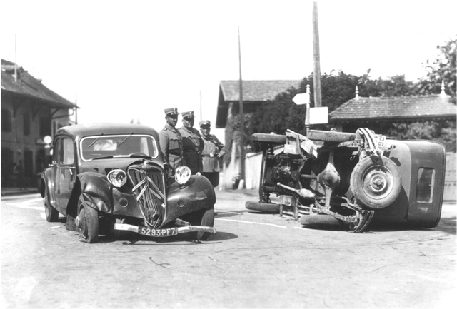 accident à l'angle rte de Meyrin-av. Vaudagne, années 30_Musée de la Police (GE).jpg