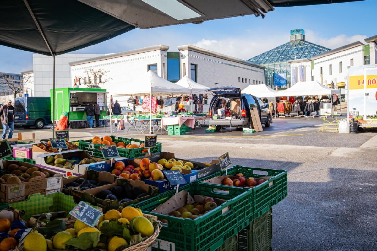 Marché Place des 5 Continents